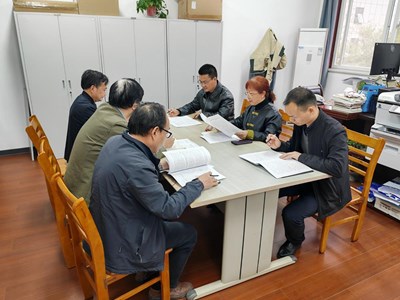 紀(jì)委辦支部聯(lián)合黨委宣傳部支部開展清潔校園志愿服務(wù)